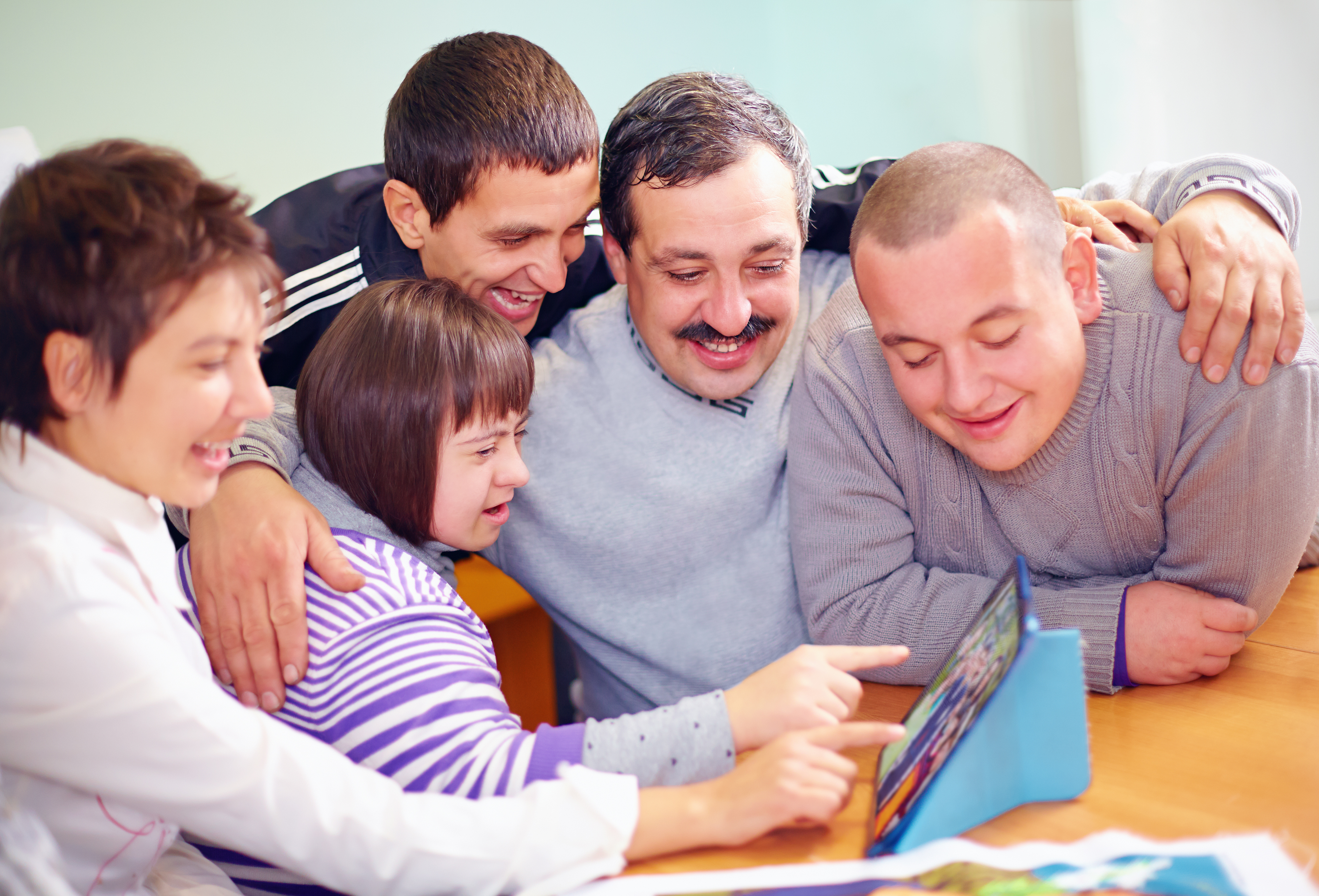 Tecnología para la Vida TXLV - MicroMagazine de FUNTESO, Fundación Tecnología Social en la imagen destaca un grupo de personas con diferentes capacidades, sonrientes y unidos