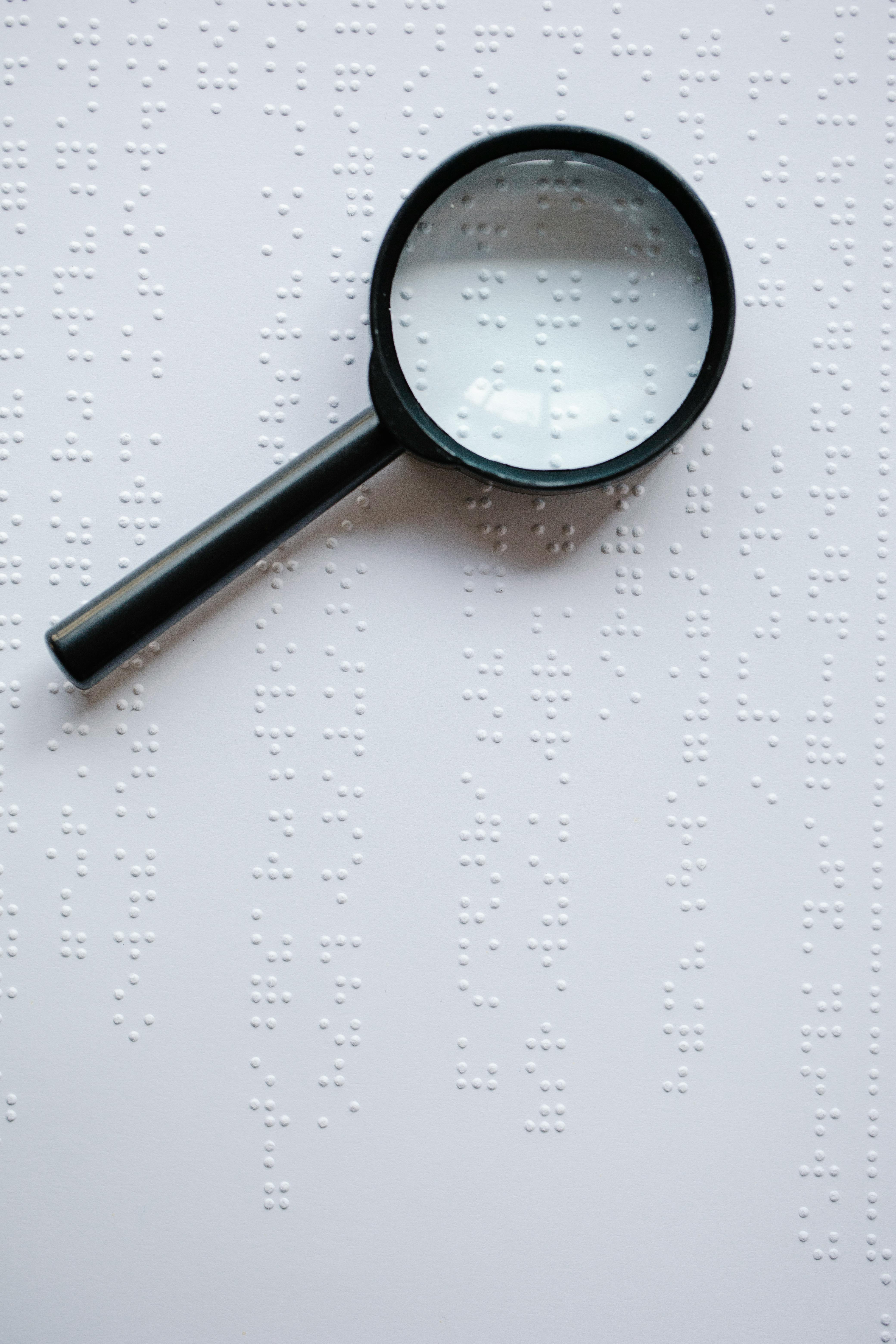 Tecnología para la Vida TXLV - MicroMagazine de FUNTESO, Fundación Tecnología Social en la imagen destaca una lupa sobre un texto escrito en braille