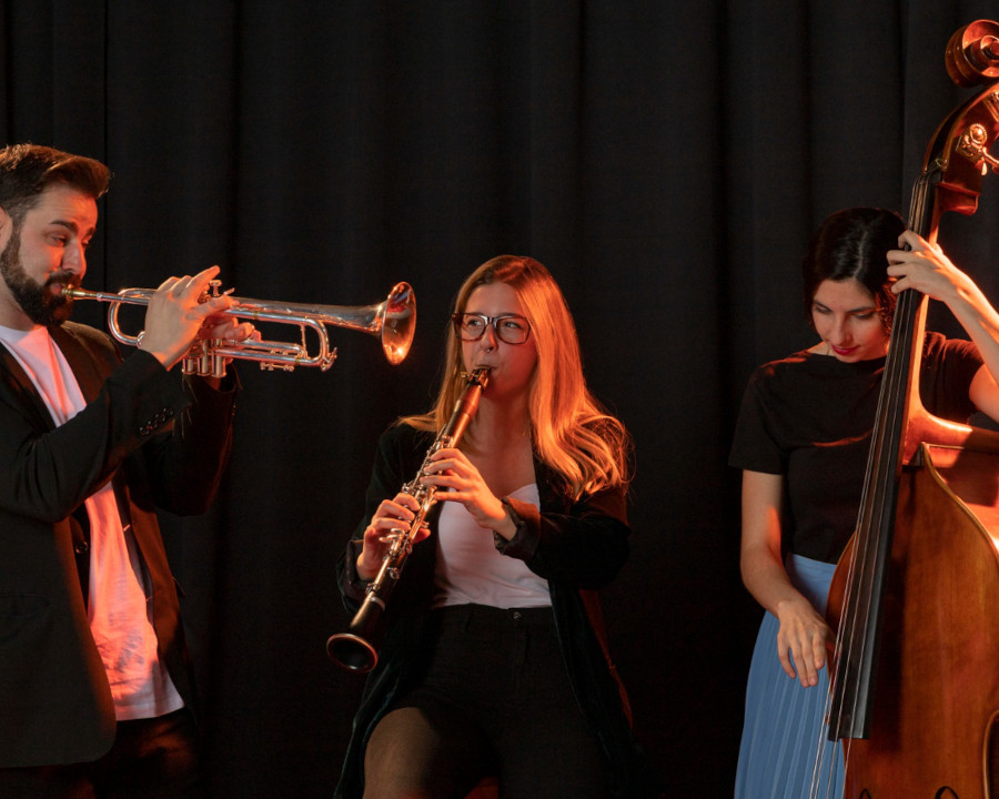 Tecnología para la Vida TXLV Torrelodones - MicroMagazine de FUNTESO, Fundación Tecnología Social imagen de tres músicos en plena actuación