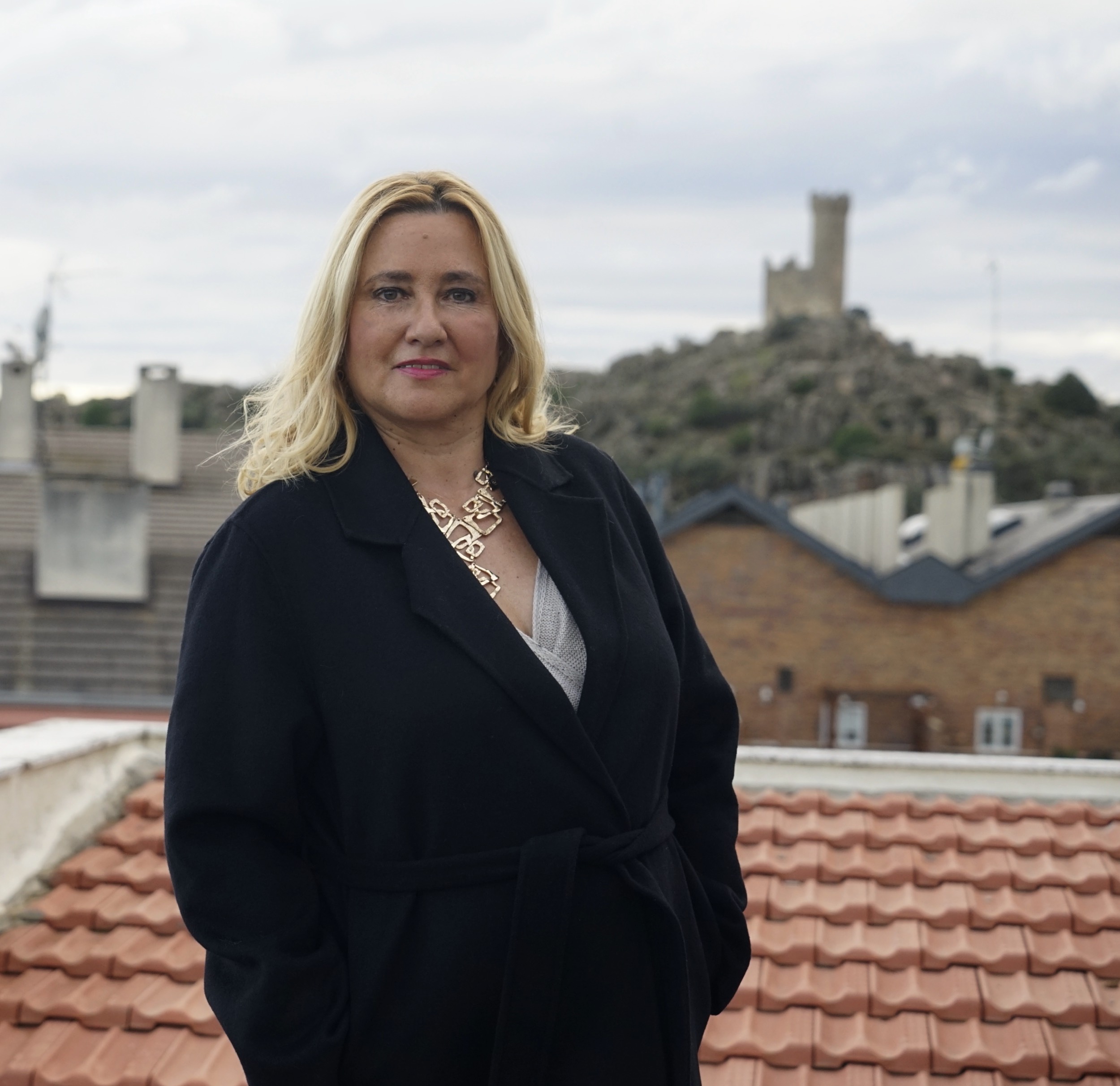 Tecnología para la Vida TXLV Torrelodones - MicroMagazine de FUNTESO, Fundación Tecnología Social imagen de Almudena Negro, alcaldesa de Torrelodones, protagonista del tercer número del MicroMagazine TXLV, impulsado por FUNTESO, Fundación Tecnología Social, junto al ayuntamiento de Torrelodones